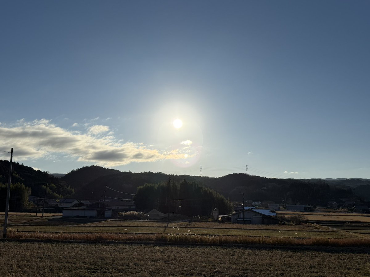 shukka01's tweet photo. 新年明けましておめでとうございます。
改めて今年もよろしくお願いします。
自宅から見た今年の初日の出です。
#初日の出　#新年　#元旦　#sunrise   #HappyNewYear2026  #新年好　#새해복많이받으세요 #ano-novo #anonuevo2026 https://t.co/PYkFAdfXh1