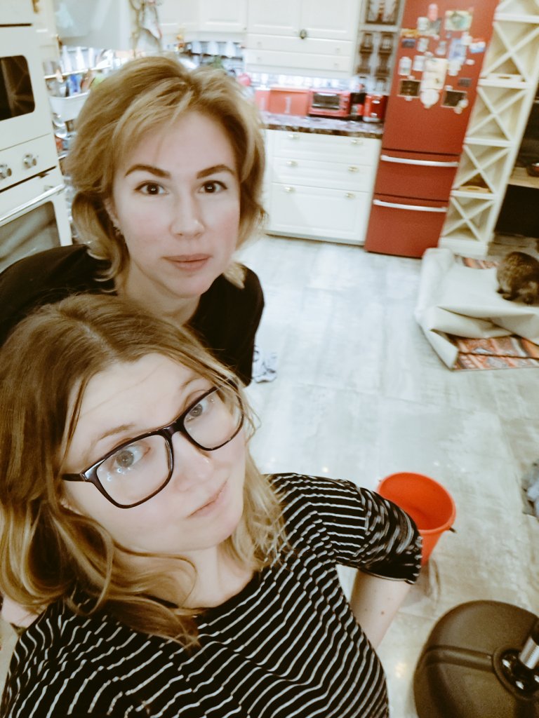 Только что с помощью одного ножа, четырех полотенец, ведра, сильных рук <a href="/your_escapism/">Ex</a> и моих сомнительных инженерных решений предотвратили потоп и ВОЗМОЖНО починили стиралку

В новый год - мокрыми и взбодрившимися💪