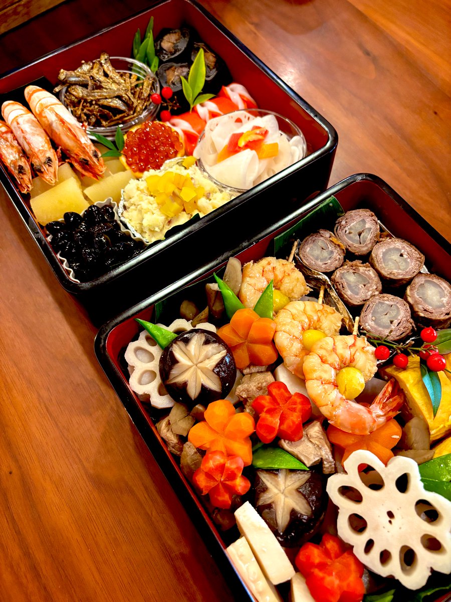 あけましておめでとうございます

今年のおせちです🍱

田作りがパラパラに
うまいことできて嬉しい☺️

相変わらず昆布巻きは
自分で作れませんが
いつか制覇したいナ✨

今年は東京へ移る予定で
生活が変わりそうですが
そんな中でも楽しく
絵が描けたらと、思います

どうぞ本年も
よろしくです🐰🐱