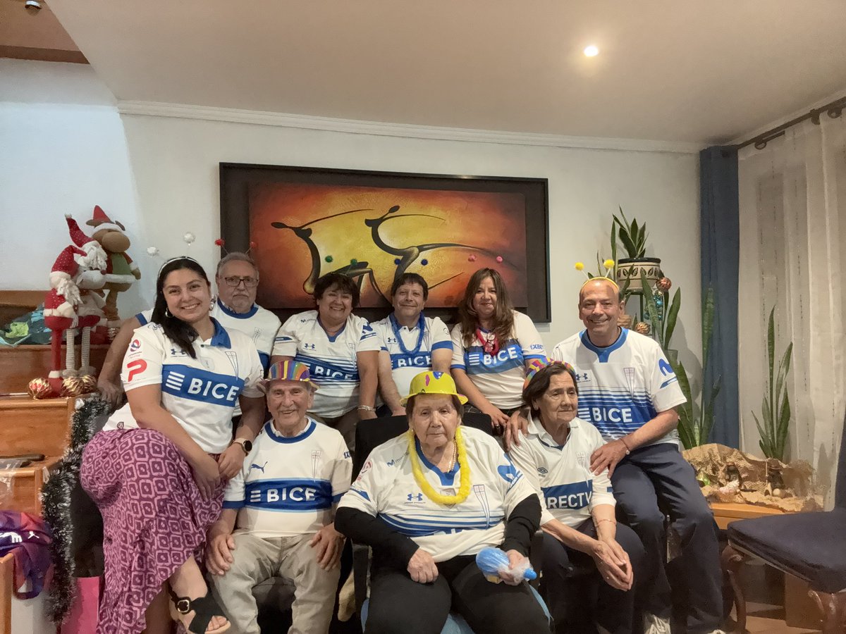 En esta familia el año nuevo empieza con la franja ! #GraciasALaVidaPorSerCruzados #LosCruzados <a href="/Cruzados/">Universidad Católica</a>