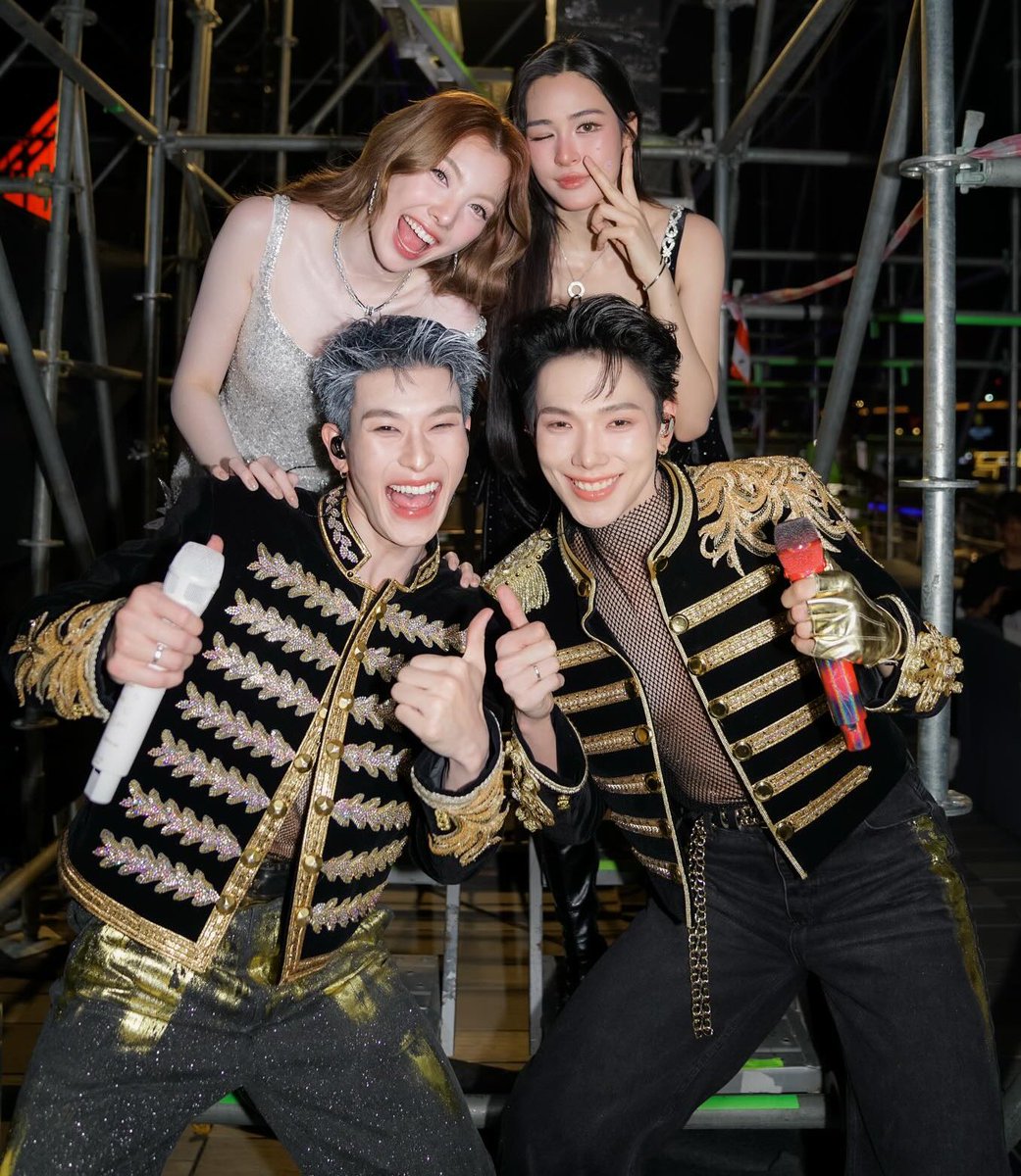 beminefame's tweet photo. หลิงออมกับต้าอู๋ออฟโรด คือลูกชั้นจะเป็นสาววายที่คอมพลีทใช่ไหมแต่เอ็นดูมากจริง https://t.co/aBb1dVgi7q