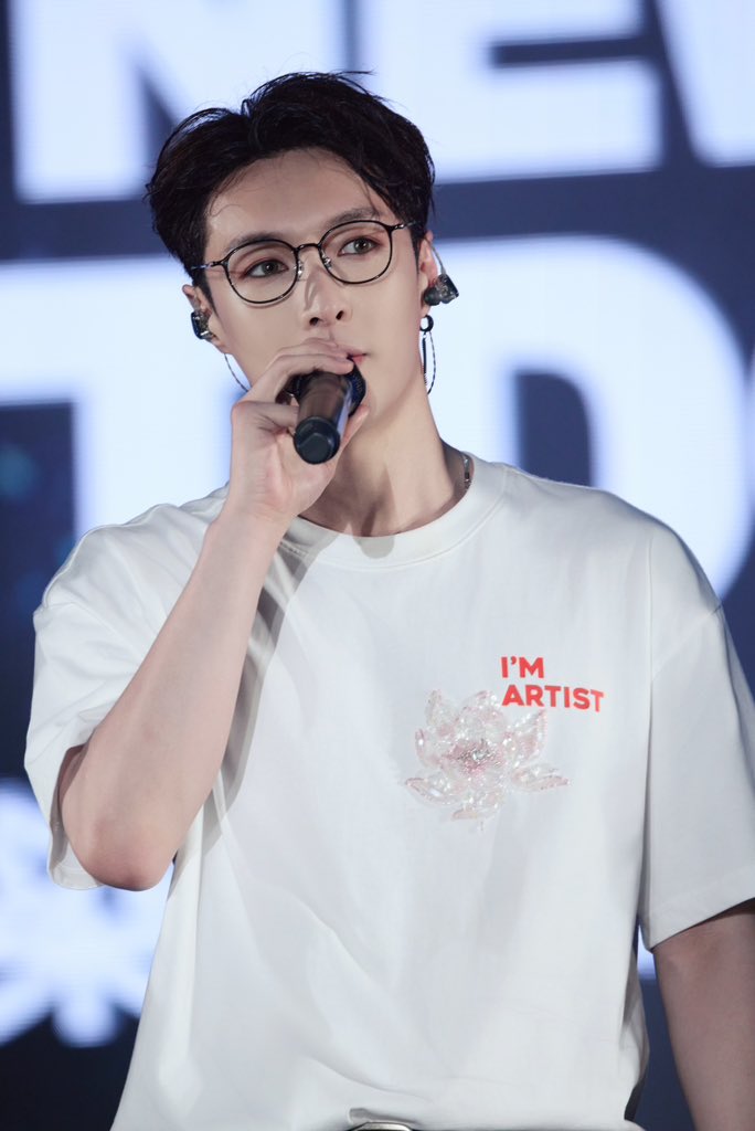 lay_studio's tweet image. Melodies intertwine, voices converse through song.
At the CHROMOSOME UNIVERSE NEW YEAR COUNTDOWN SHOW 2025, collide with Boss @LayZhang for a night of pure celebration. 
#LAY #LayZhang