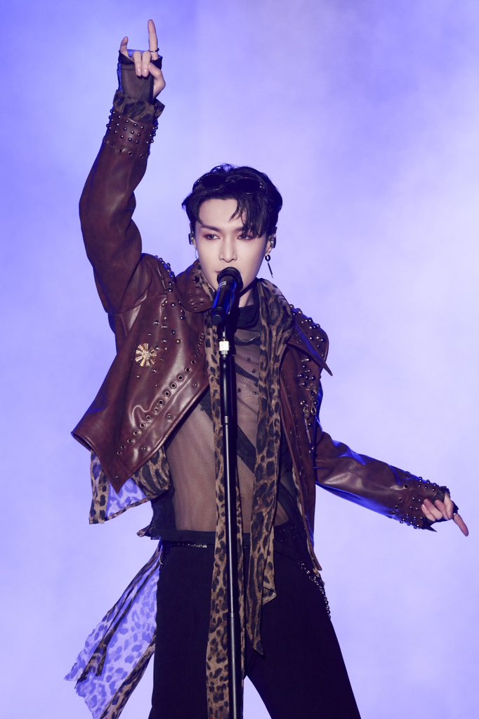 lay_studio's tweet image. Melodies intertwine, voices converse through song.
At the CHROMOSOME UNIVERSE NEW YEAR COUNTDOWN SHOW 2025, collide with Boss @LayZhang for a night of pure celebration. 
#LAY #LayZhang