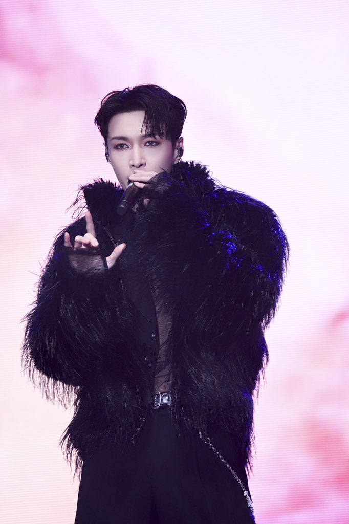 lay_studio's tweet image. Melodies intertwine, voices converse through song.
At the CHROMOSOME UNIVERSE NEW YEAR COUNTDOWN SHOW 2025, collide with Boss @LayZhang for a night of pure celebration. 
#LAY #LayZhang