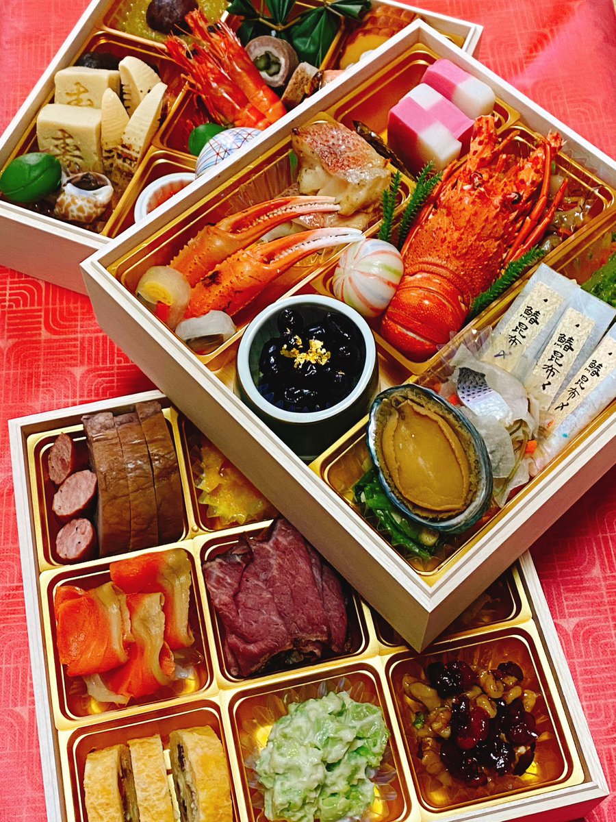 あけましておめでとうございます！
思いがけず豪華三段おせちをいただいて華やかな幕開け🏵️🏵️🏵️
今年もどうぞよろしくお願いいたします