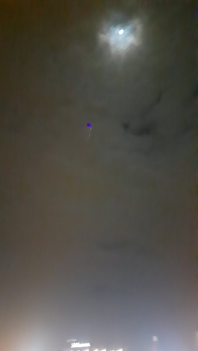 Çanakkalede bir vatandaş,yılbaşı gecesi balonunu özgür bıraktı.