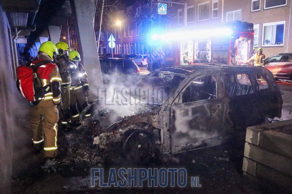 Geparkeerde auto volledig uitgebrand in Rotterdam