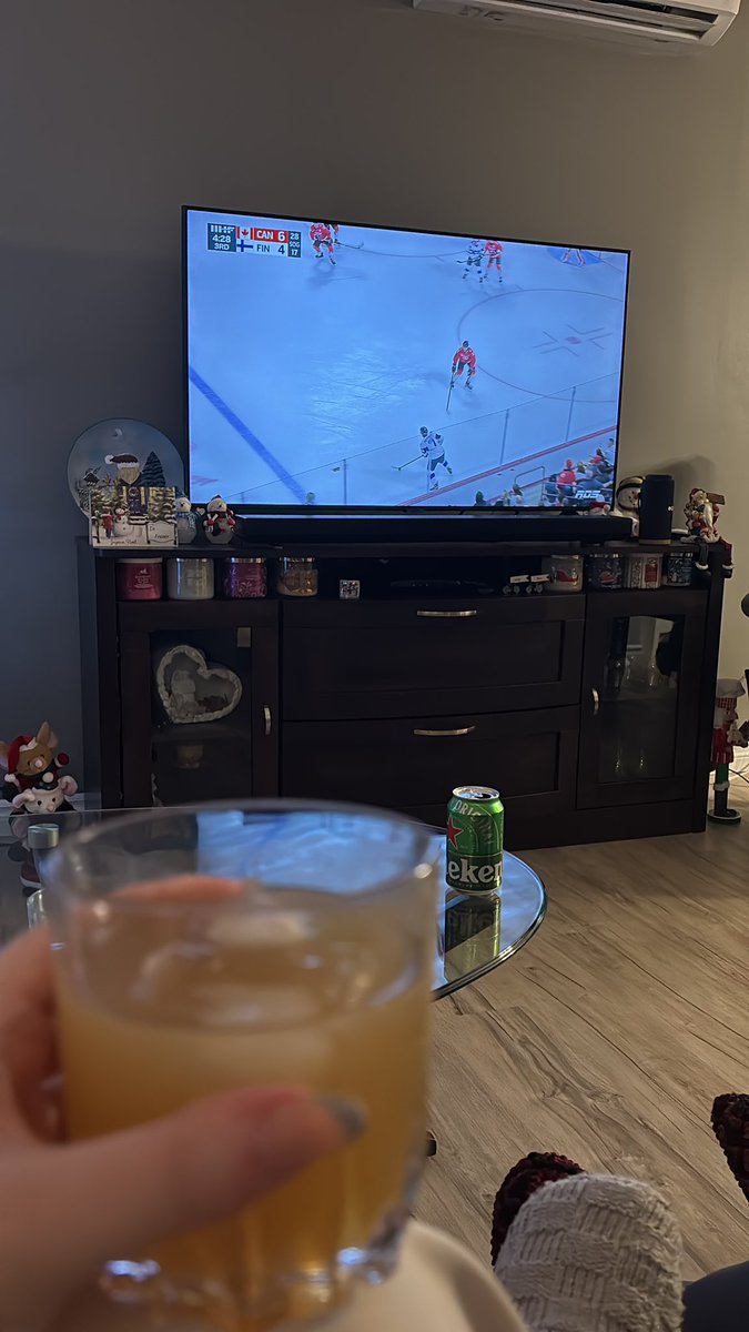 Rien de mieux pour finir l’année en beauté : le Championnat mondial junior et un p’tit drink 🍹 
Une tradition sacrée le 31 décembre ! 🏒🇨🇦 #CMJ #WorldJuniors