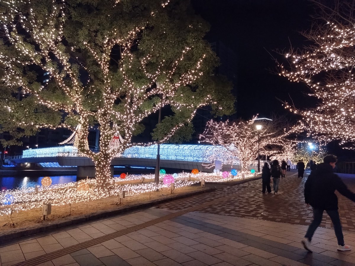 precious0902's tweet image. 明けまして、おめでとうございます！！
今年もよろしくお願いいたします🙇

おはようございます。
起きたら、まだアゴラに居ました。
いったい、何時まで飲んでどうやって帰ったのか…毎年升酒の屋台から記憶がありません。
また１年楽しんでいきましょー！！