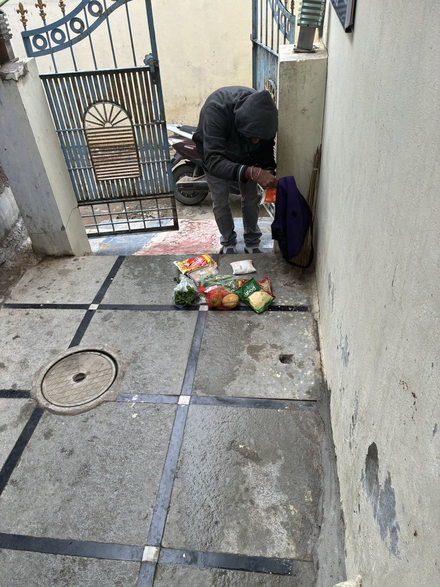 Vjnextgen's tweet photo. @ZeptoNow @aadit_palicha
Ordered groceries at 8:00 AM expecting hygiene and qualityDelivery executive placed raw vegetables directly on a dirty floor (photo attached).
When questioned, he said “Zepto didn’t provide a cover bag.”Is this the hygiene standard Zepto follows. https://t.co/JBCL9mjak6