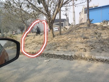 विषय: न्यू दादरी जंक्शन से AVJ हाइट्स रोड पर जानलेवा खतरों के संबंध में शिकायत।
🚨 गंभीर सड़क सुरक्षा चेतावनी: @GNIDA और <a href="/dfccil_india/">DFCCIL</a> कृपया ध्यान दें! 🚨
ग्रेटर नोएडा के साइट-सी (Site-C) लिंक रोड, जो न्यू दादरी जंक्शन से AVJ हाइट्स पुलिस चौकी तक जाती है, वर्तमान में 'डेथ ट्रैप'