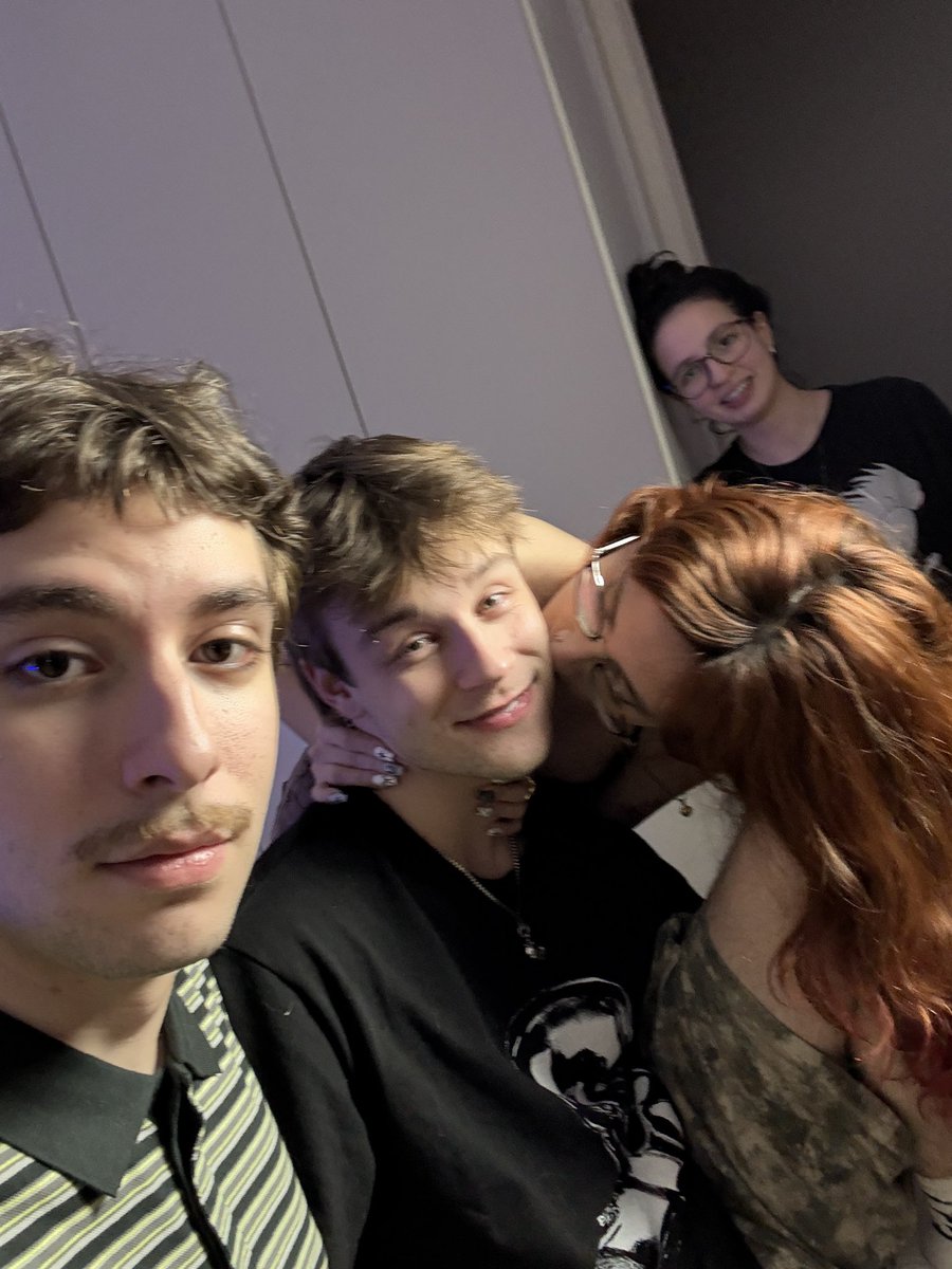eskimozinmorreu's tweet photo. fotos que eu tirei antes deles assumirem pra ameaçar os dois 

farmei mil reais e um ps5 só em chantagem https://t.co/XrQiVJKmfk