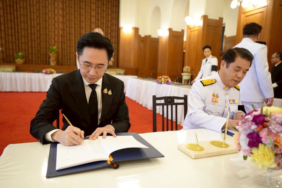 Chenglll's tweet image. ร่วมถวายแจกันดอกไม้เบื้องหน้าพระบรมฉายาลักษณ์ฯ และลงนามถวายพระพรชัยมงคลพระบาทสมเด็จพระเจ้าอยู่หัวและสมเด็จพระนางเจ้าฯ พระบรมราชินี เนื่องในโอกาสวันขึ้นปีใหม่ พุทธศักราช 2569 ณ ศาลาสหทัยสมาคม ในพระบรมมหาราชวัง