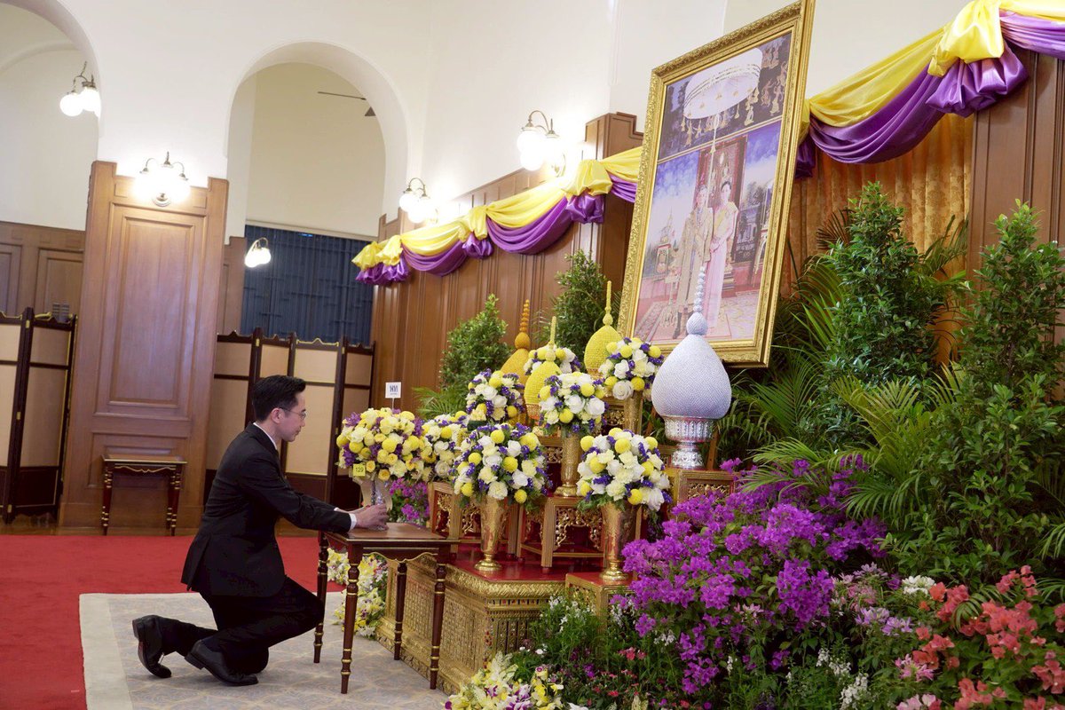 Chenglll's tweet image. ร่วมถวายแจกันดอกไม้เบื้องหน้าพระบรมฉายาลักษณ์ฯ และลงนามถวายพระพรชัยมงคลพระบาทสมเด็จพระเจ้าอยู่หัวและสมเด็จพระนางเจ้าฯ พระบรมราชินี เนื่องในโอกาสวันขึ้นปีใหม่ พุทธศักราช 2569 ณ ศาลาสหทัยสมาคม ในพระบรมมหาราชวัง