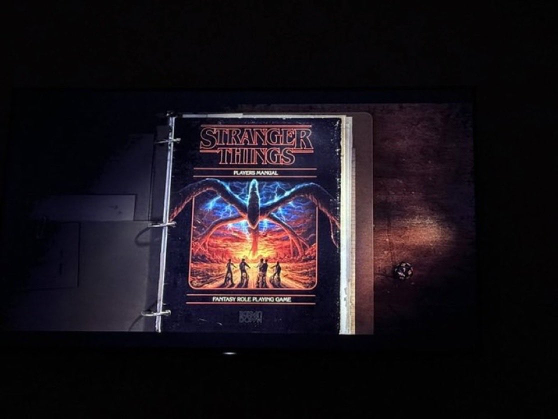 porqueTTarg's tweet image. "#StrangersThings5"

Por el mensaje "oculto" al final de los créditos de la serie que cambia cómo muchos interpretaron el final.