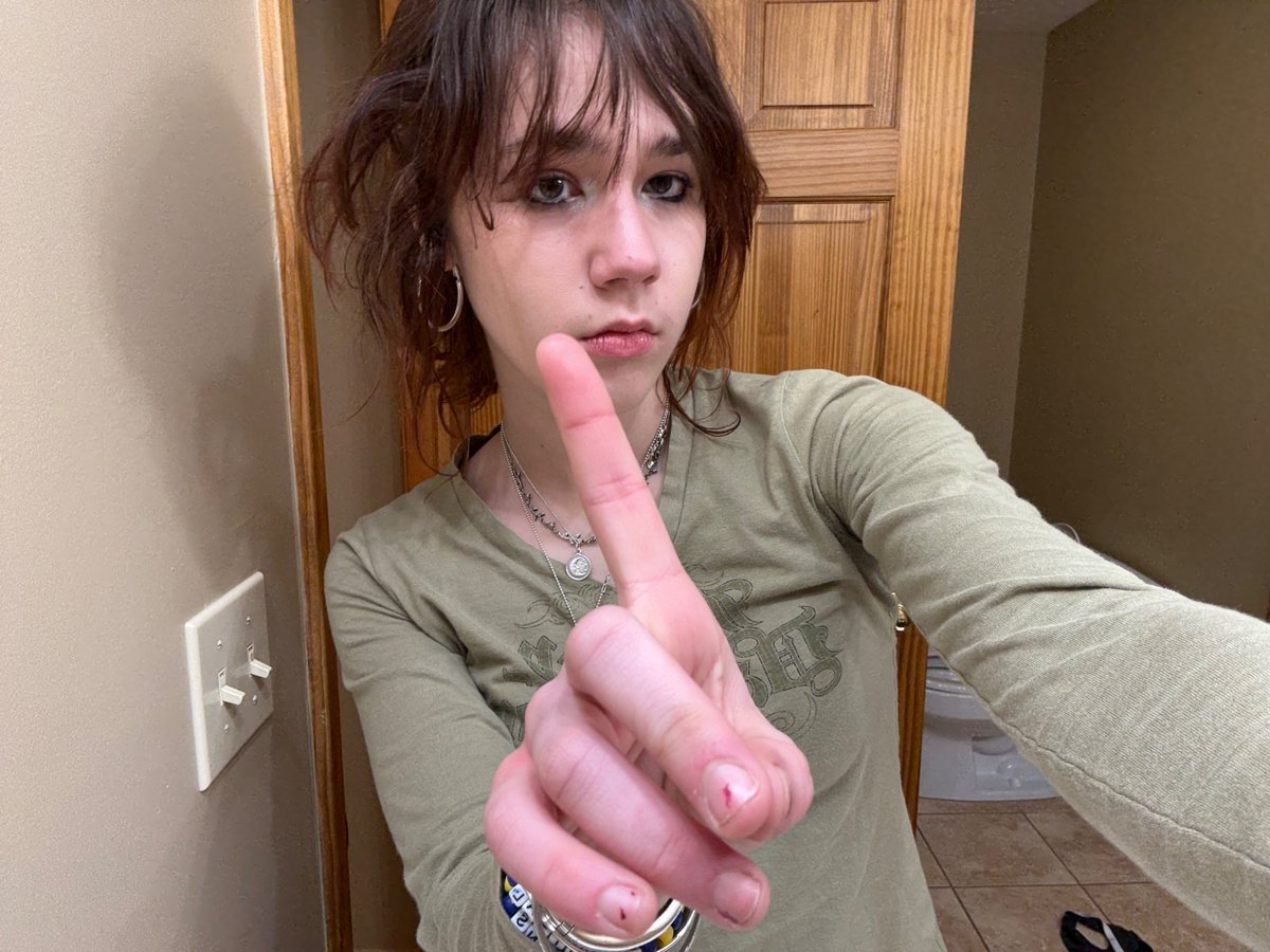 104DDegrees's tweet photo. Watching That Show’s finale going oh I love Stephan Malkmus eveytime Joe Keery’s onscreen #indierocks https://t.co/XbxNJRvBrp