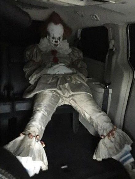 LauraStillSlay's tweet image. Pennywise clears