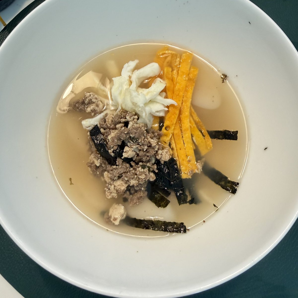 경상도에서만 먹는다는 꾸미떡국. 
나는 먹어본적이 없으나 남편을 위해 인터넷에서 레시피만 보고 만들어봤다.
사골국으로 끓인 떡국보다 무겁지도 않고 훨씬 맛있는데?