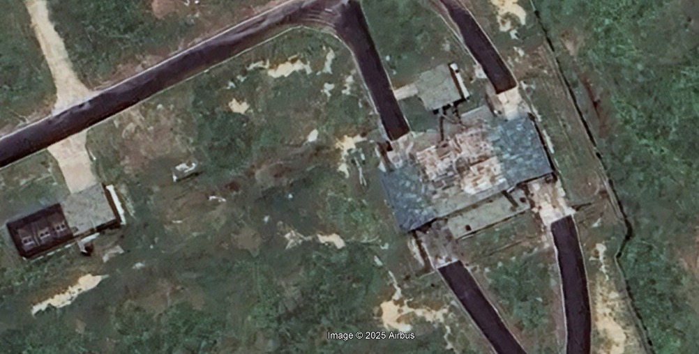 cyberwing01's tweet photo. Happy New Year 2026 with a Blast 

Here are the images of the destruction of #Amritsar #airbase #India by our beloved #FATAH1 rocket.

Satellite images of destruction.
Before.                       After. https://t.co/nTInh84PjC