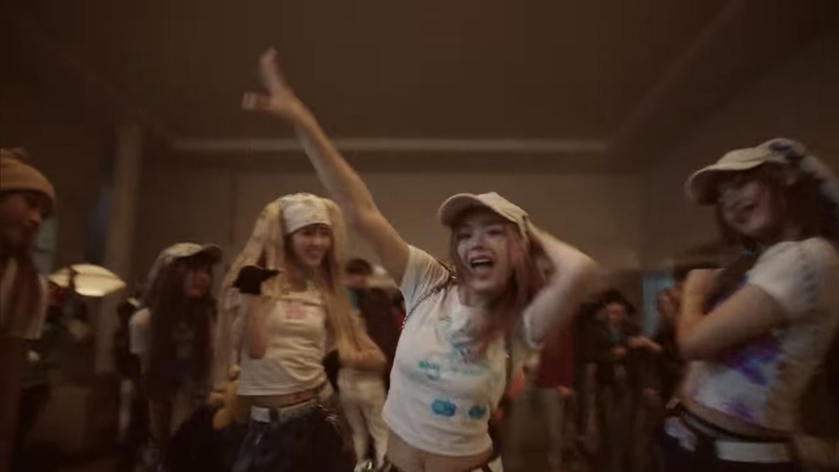 PopBase's tweet image. 3 years ago today, NewJeans released ‘OMG.’