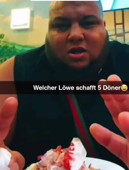 Biernic's tweet image. weicher Löwe trinkt 5 Monster an Silvester