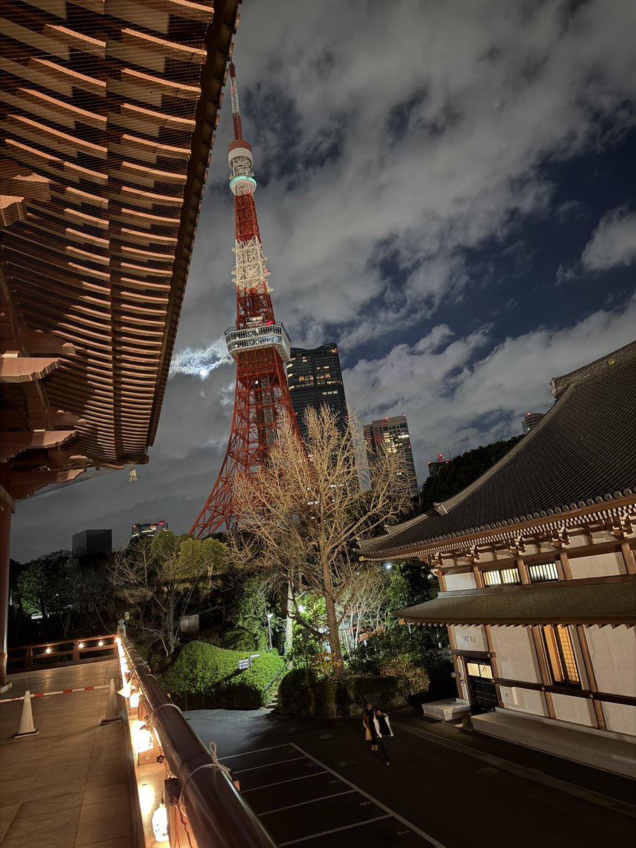 あけましておめでとうございます。ドラゴンクエストも40周年に突入しました。これも長らく応援してくれた皆様、支えてくれたスタッフの皆さんのおかげです。感謝です。今年は、いろいろ発表できると思います。お楽しみに。初詣は増上寺にいってきました。ちなみに、おみくじは大吉でしたよ。やったー！