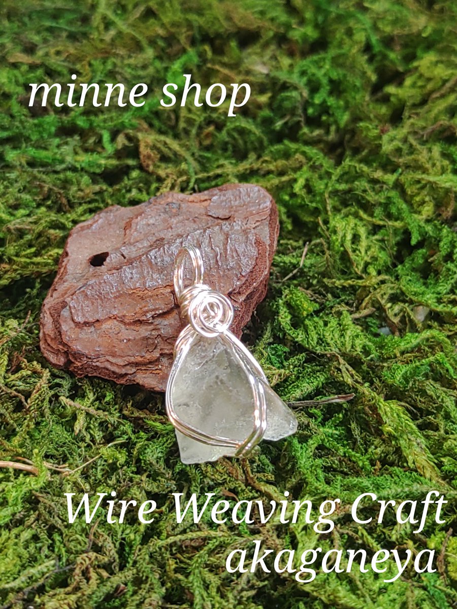minneにてリビアングラス ワイヤーラッピングペンダントトップを出品