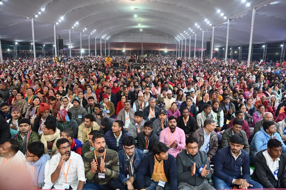 ManavDharam's tweet photo. Shri Vibhu Ji Maharaj urged everyone to know themselves, as we have been bestowed with this precious human life. For this, we must strive to understand ourselves without the influence of ego.
#Sadbhvana_Sammelan
#spirituality
#SpiritualDiscource
#ManavDharam https://t.co/qFanOhtTK6