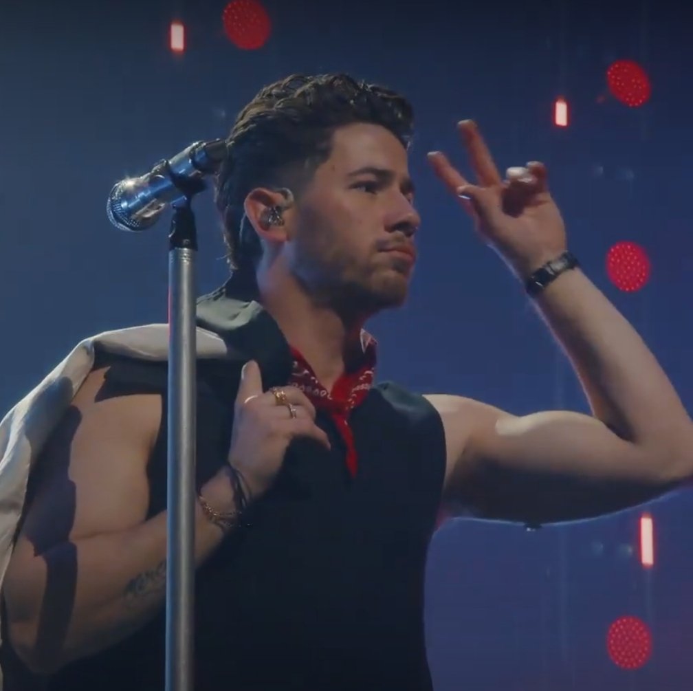 Adrimi97's tweet image. Took a screenshot during Vacation eyes and... ✌🏻