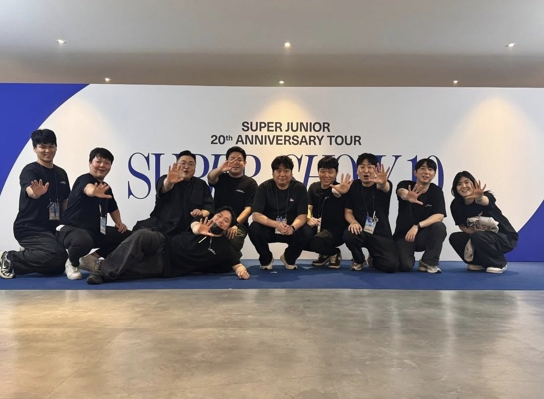 Strongest human being on earth bcs wdym they can manage those 9 boys with crazy schedules 😂
And the way their position is just the same as the members they take care of?! 😆 (usual ment standing position)

Stay healthy our manager-nims 🤗💙