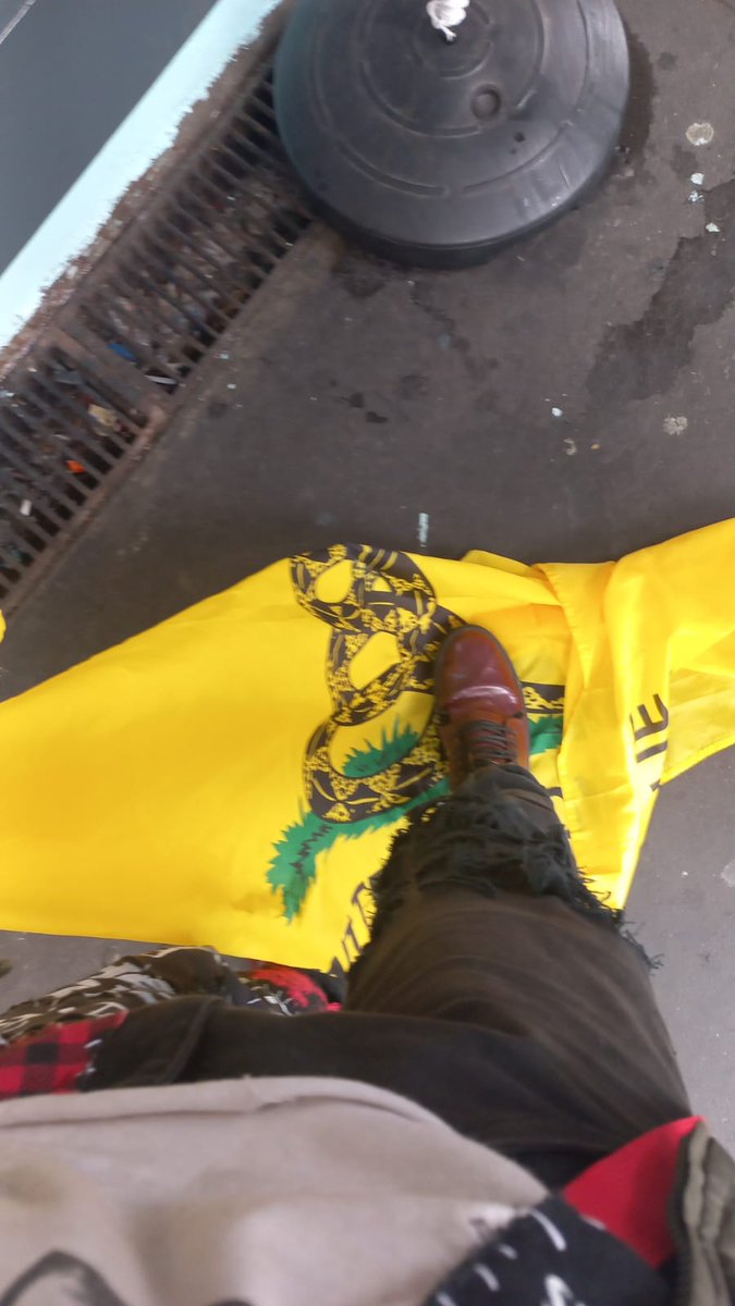 viruzmancy's tweet photo. @Rothmus Opsss 🤣🤣🤣🤣 They lost their dirty flag :( https://t.co/4AzN5kv7E8