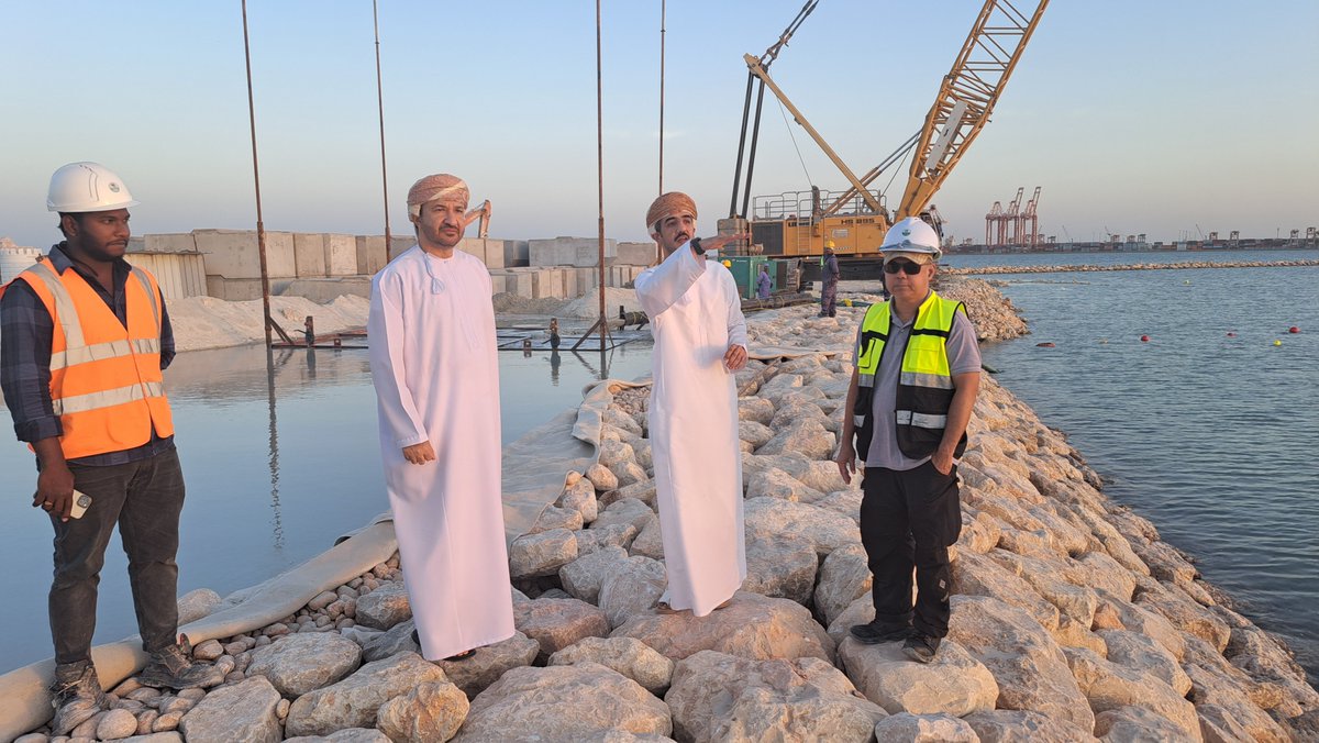 MAFWR_OM's tweet photo. قام سعادة المهندس يعقوب بن خلفان البوسعيدي، وكيل الوزارة للثروة السمكية، بزيارة ميدانية لمشروع تأهيل ميناء الصيد البحري بريسوت بولاية صلالة، للاطلاع على سير العمل، حيث بلغت نسبة الإنجاز نحو 75%.

وتأتي الزيارة ضمن المتابعة المستمرة لمشاريع الوزارة، وتسريع وتيرة التنفيذ بما يعزز التنمية المستدامة للقطاع السمكي ويرتقي بالخدمات المقدمة للصيادين بمحافظة ظفار.