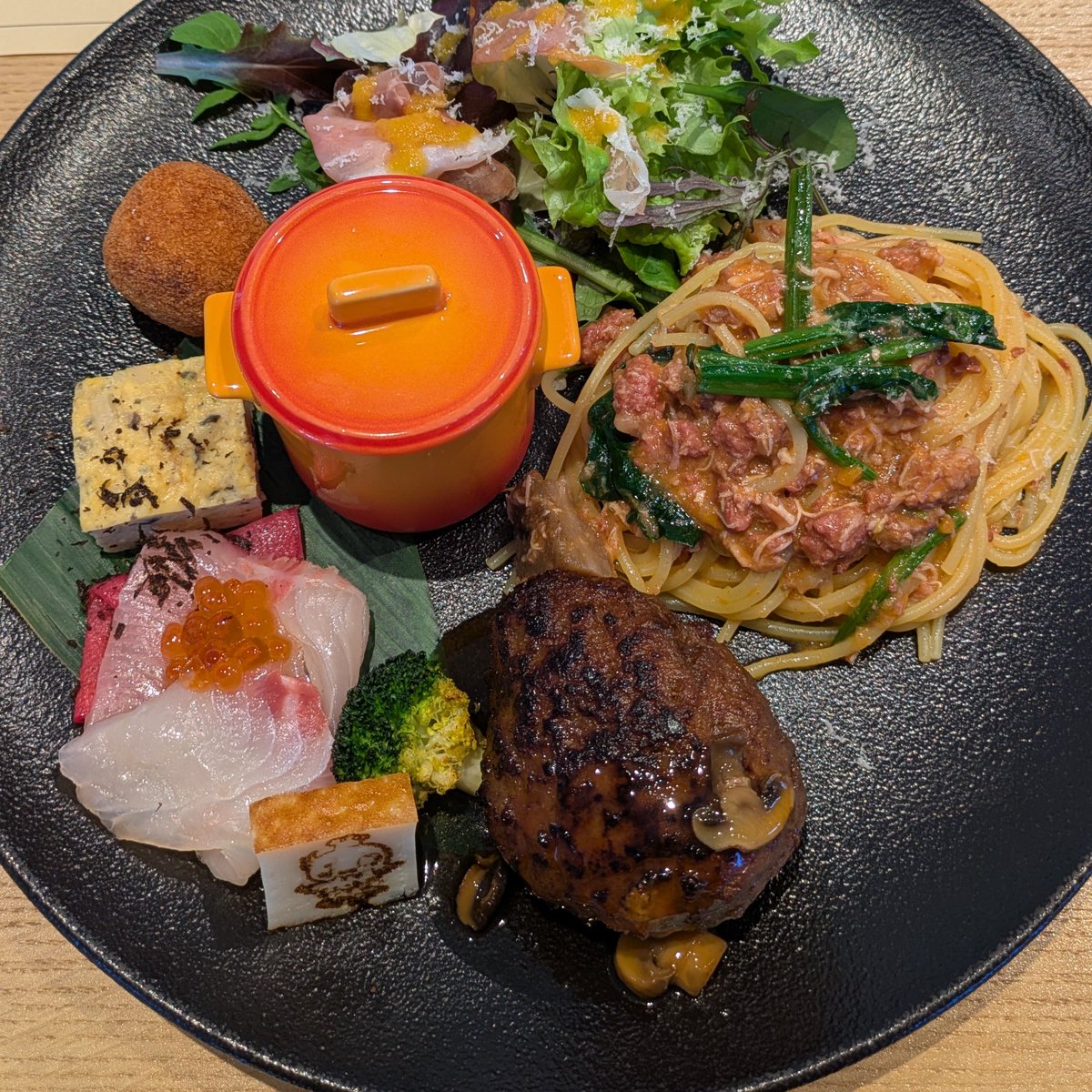 toycot's tweet photo. あけましておめでとうございます✨
新年最初のお食事🍽️贅沢〜😍
昨夜吾郎さん見てたら食べたくなって予約しちゃった

ワンプレートしょぼいかな…なんて思っててゴメンナサイ🫣大満足！！！
今年もよろしくお願いいたします💜
#BISTRO_J_O #harajuku #hito_ri_eat #lunch #dinner #wine #art #稲垣吾郎 https://t.co/RA1XvC8LUF