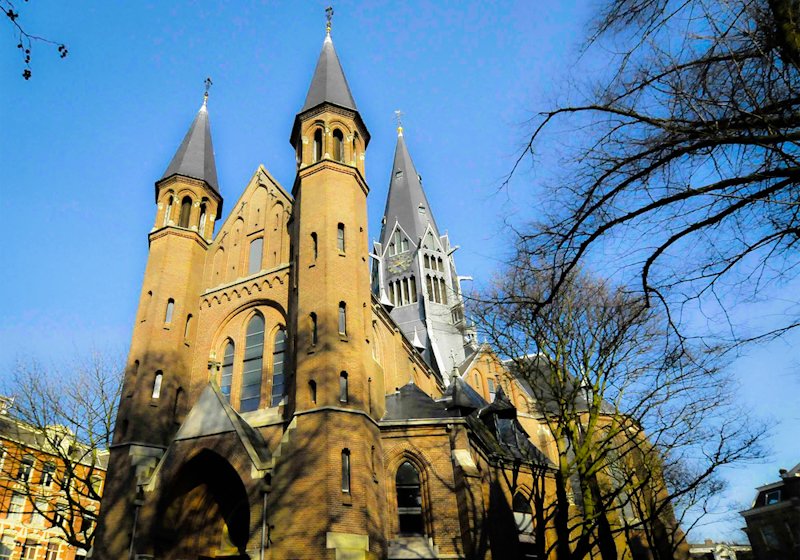 Brand verwoest monumentale Vondelkerk in Amsterdam