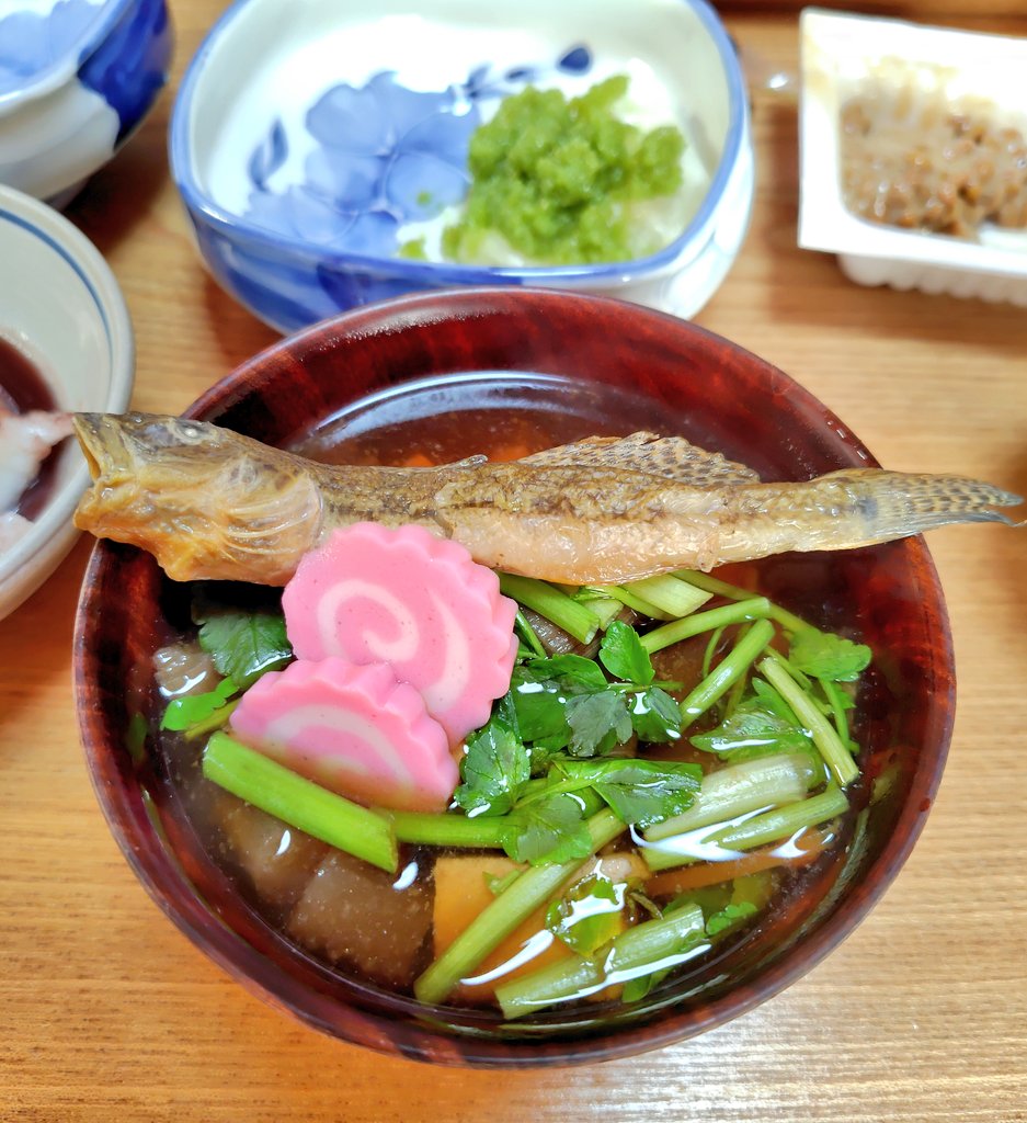 明けましておめでとうございます！
昨年は色んな方と仲良くさせていただいてありがとうございました！
今年も皆さんと仲良く楽しく過ごせたら幸いです！

これは親の帰省に付き合った際に食べた宮城のお雑煮