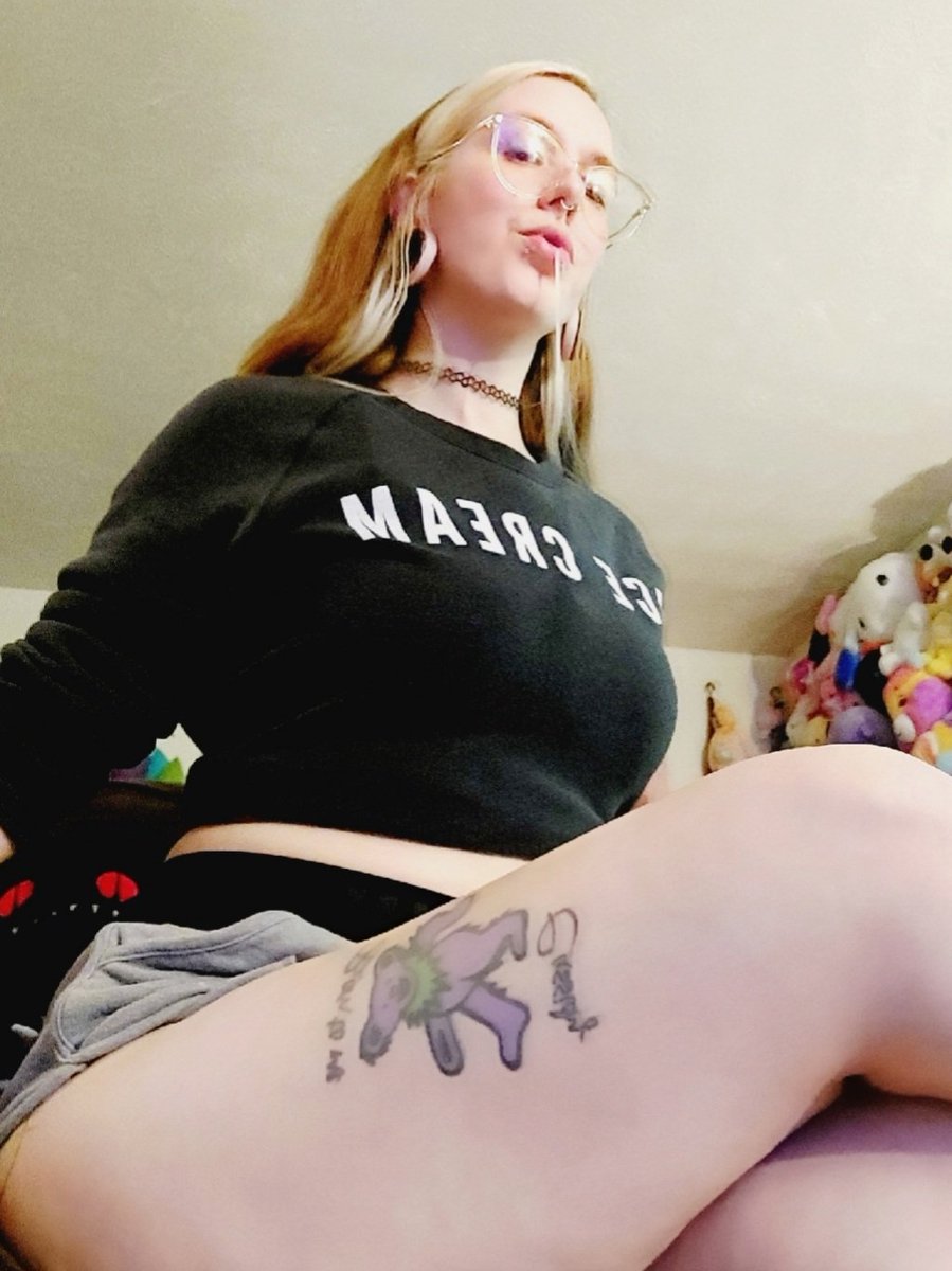MsDiamondDomme's tweet photo. Happy New Year, motherfucker 🎉

Lap my spit up, bitch
I'll cheers to that 🥂 https://t.co/K9zcdk4SNF