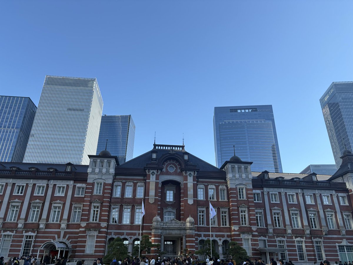何故か分からないけど東京駅に足が向きました。決して深い意味はありませんけど青空が綺麗ですね。(fgoマスター感)