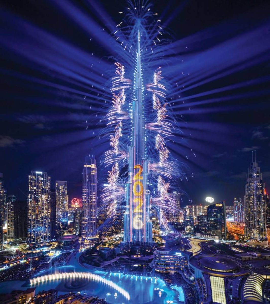 دبي أبهرت العالم بعروض استثنائية في 40 موقعاً

توجت العروض النارية والضوئية الاستثنائية المشهد الاحتفالي بالعام الميلادي الجديد 2026 في دبي وباقي إمارات الدولة، لترسم لوحة من الفرح والإبهار والتميز، خصوصاً عند برج خليفة، الذي كان في صدارة أسباب هذا التميز.

حيث كانت الاحتفالات