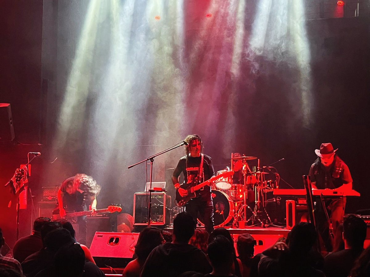 Desde el vuelo les deseamos un gran 2026.
Que la música no se detenga nunca.

#AvesAVeces