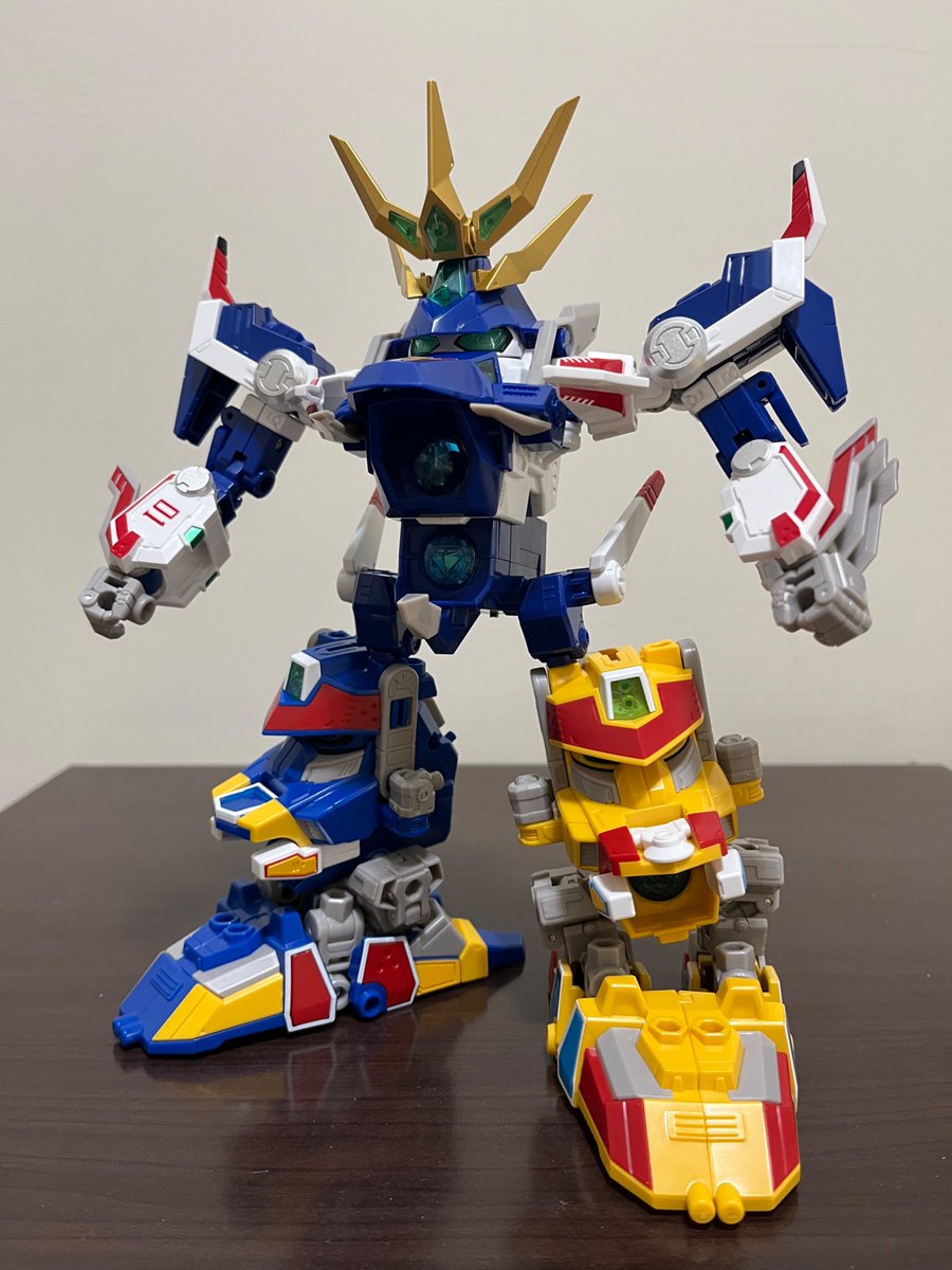sr00200's tweet photo. #toyrise

好看不好玩，半完成品外裝甲要自己拼裝、修水口。高昂的價格應該是反應在聲效模塊，但除了白寶比較多台詞外，藍寶跟黃寶根本沒幾句話，合體起來也沒什麼玩法，對應聲效也只有一條台詞，要拆電池時聲效模組又很難拆，幾乎要整隻解體，痛苦的是我還是預購了黑寶，為了組成最終聖龍… https://t.co/XlV1r5dXEf