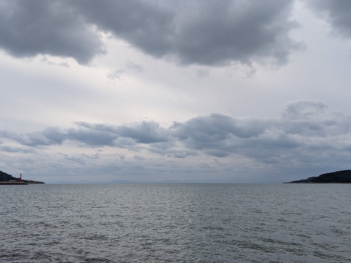 あけましておめでとうございます㊗️
残念ながら曇りとなりいい海の写真は撮れませんでしたが
今年もよろしくお願いします🎍🌈