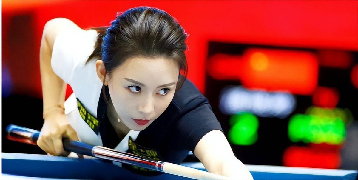 Ox_Plan42's tweet photo. @alphaxuno @NoContextHumans @Hanjigill It's not fake,She name is Pan Xiaoting. She is a famous Chinese professional billiards player, specializing in nine-ball, she is known as the "Queen of Nine-Ball". https://t.co/L4Z5b7FoaR