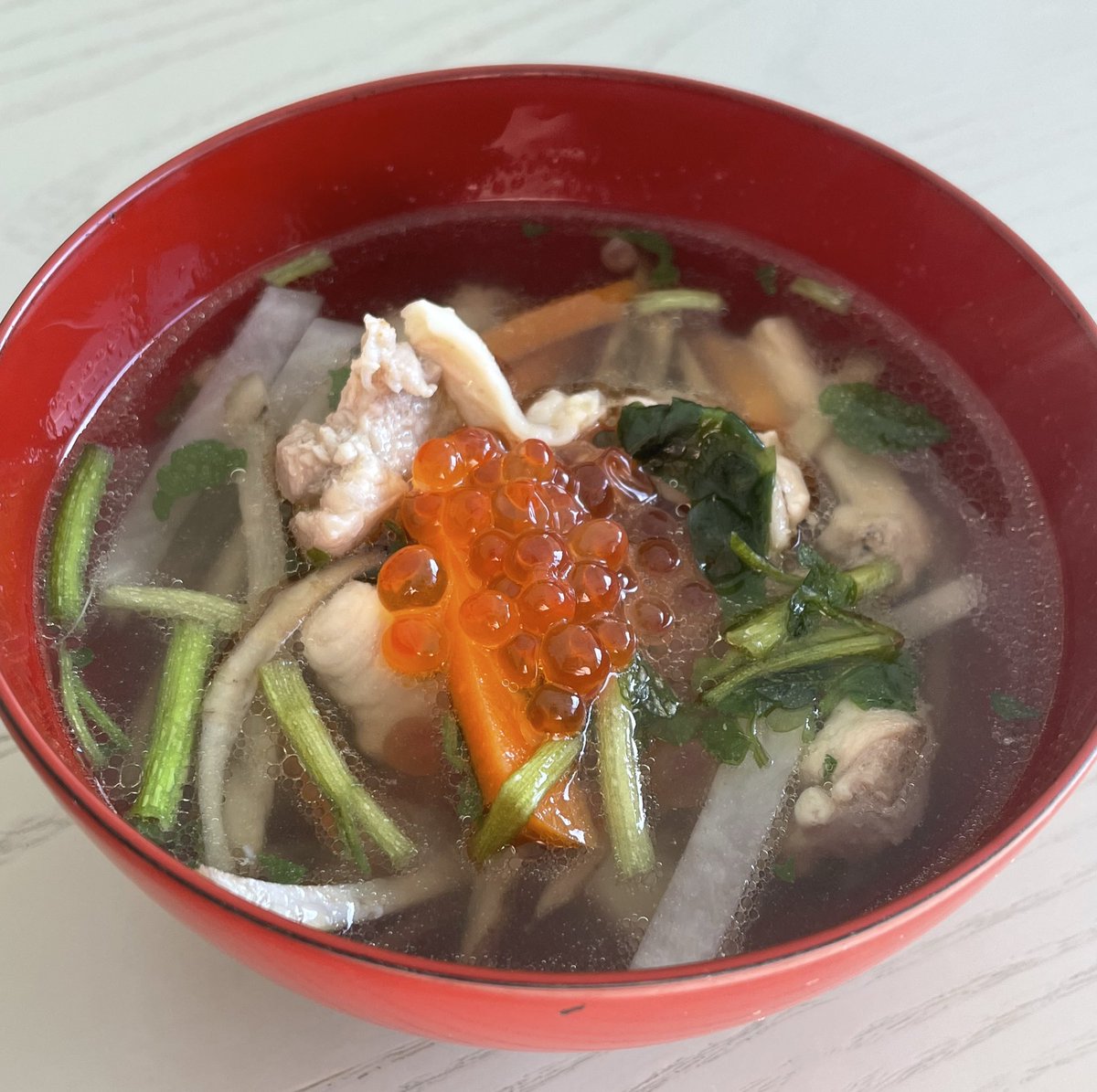 元旦は仙台雑煮で。出汁が美味しい。
せっかくならイクラは白米で食べたいから、雑煮には餅を入れないことにした。
それじゃ雑煮じゃないけど、血糖値が爆上がりするよりはいいかな。
健康第一の2026年にしたい😉