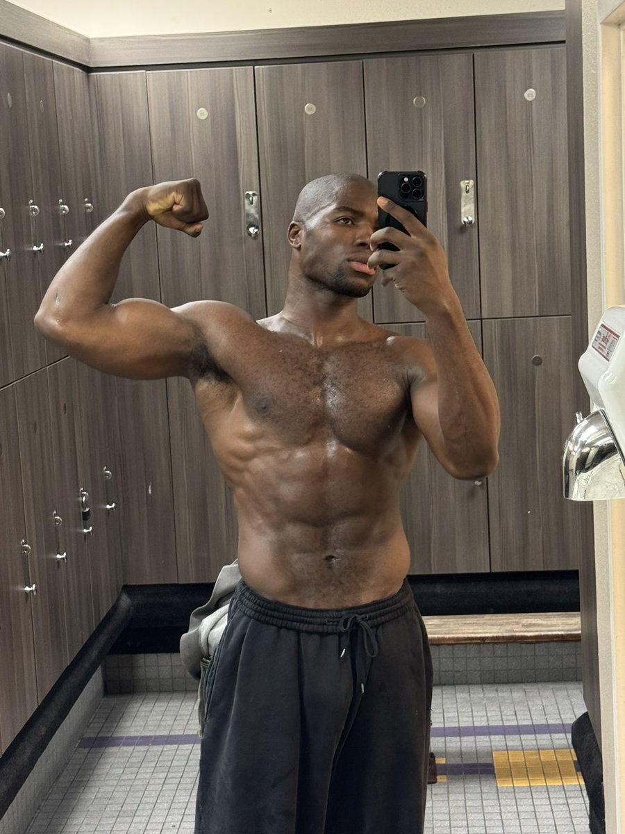 JhanMenaP's tweet photo. Ending the year strong 💪🏾🔥
#gym #strong #happynewyear https://t.co/fpHHhjMdjz
