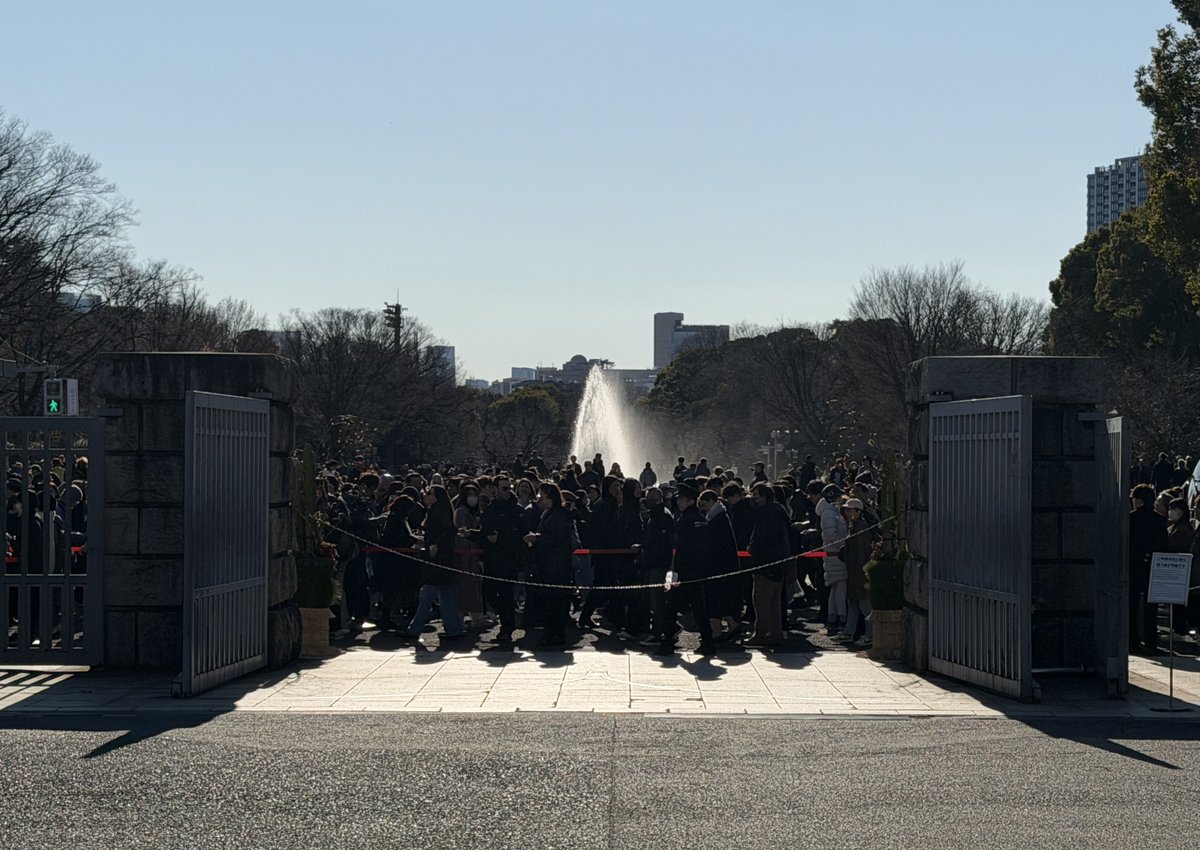 uenokuromon's tweet image. 東京国立博物館、人がヤバすぎて横断歩道渡れないよう規制かかってる