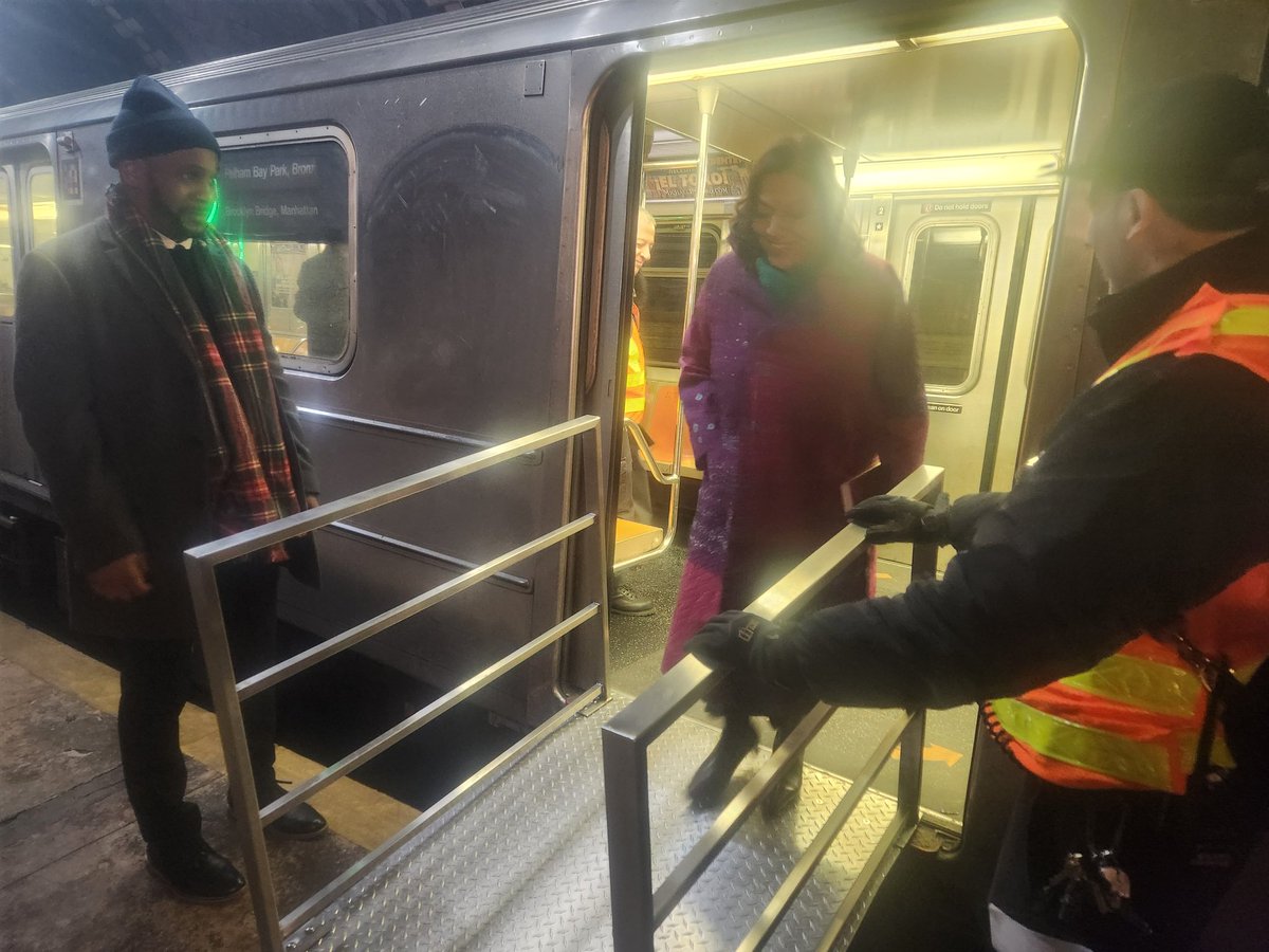 RossBarkan's tweet image. Mira Nair, Zohran Mamdani's mother, arrives for the swearing in.