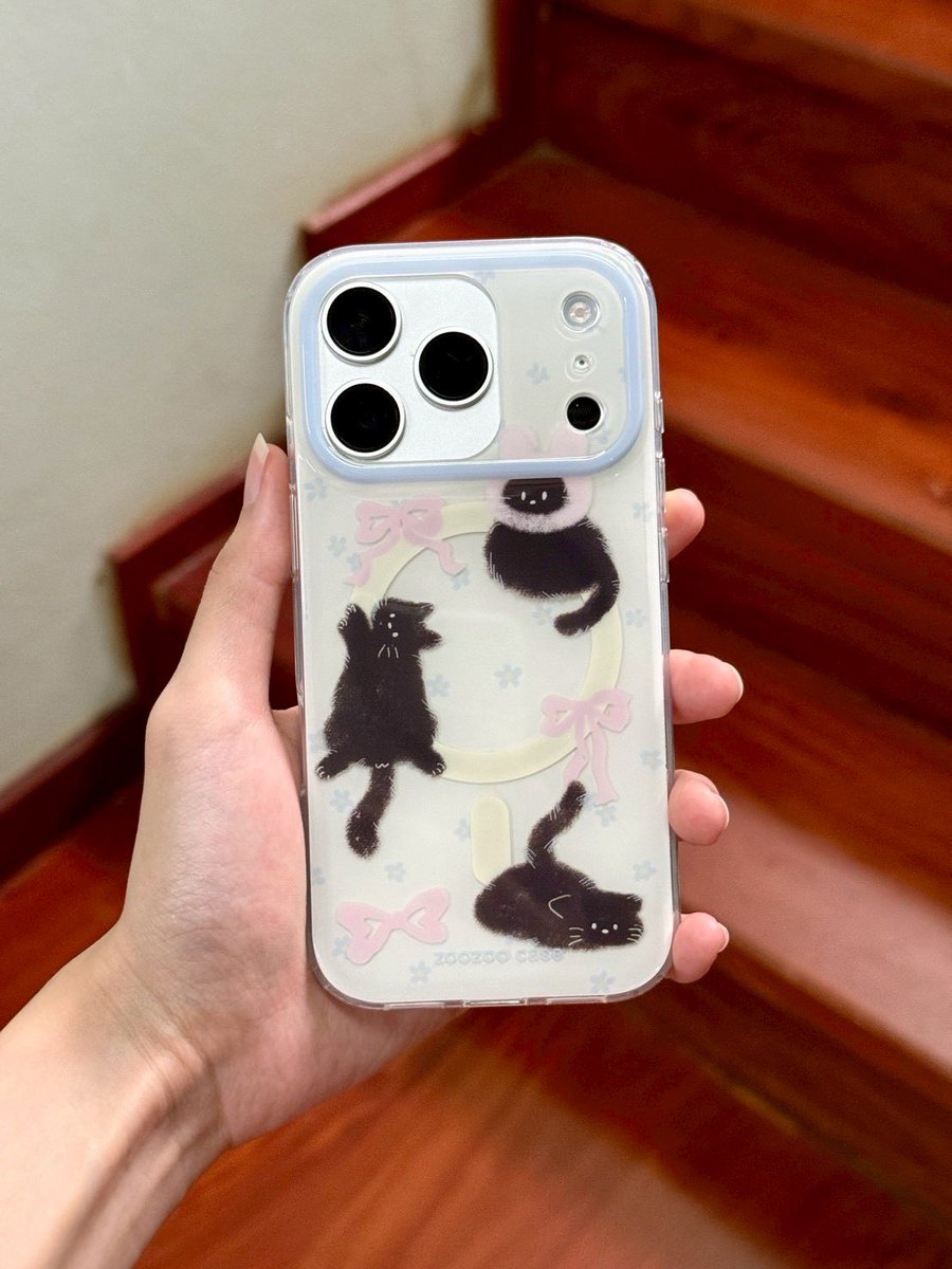 meaning_case's tweet photo. อันนี้ดีมากกก 〰️ รองรับการใช้งานกับอุปกรณ์ magnetic ทุกชนิด ติดแน่นไม่หลุดง่าย ตัวเคสกันกระแทกกันเลนส์ได้ดี ลายนุ้งแมวดำน่ารักมากๆค่า 🫧🐈‍⬛

#meaning_casemagsafe #เคสไอโฟน #iPhone17 https://t.co/0Q7aWskjmy