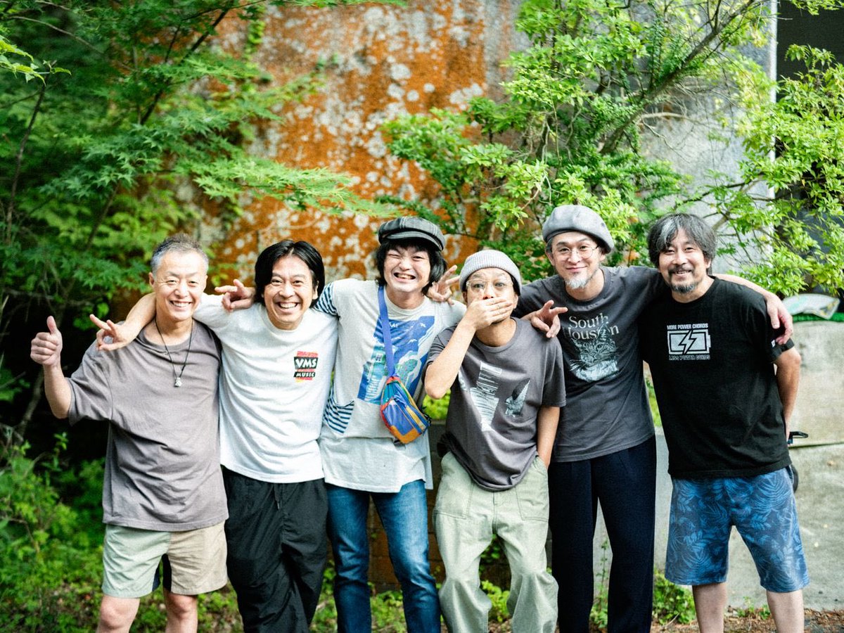 🎍謹賀新年🎍

あけましておめでとう御座います！
真夏の写真ですが笑！左端、the hollowsマネージャー平井ジン！右端、エンジニア間瀬哲史！📸水津惣一郎たのしいこといっぱいします2026！ボーイズ・ドントクライ！

サブスク配信▶︎friendship.lnk.to/sensei_theholl…
CD &amp;通販▶︎thehollows.theshop.jp