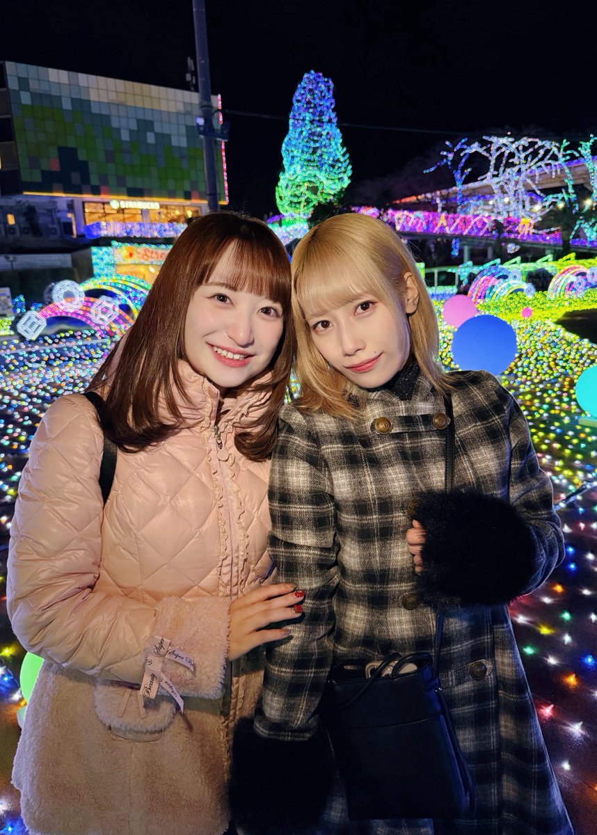 年末は #AveMujica のみんなと✨

イルミネーションを楽しんだり、バンジー飛んだことある組のゆづりこで、のんあかを見守ったり！あれはまるで一本の映画を観ているかのような時間だった…感動!!

リアルタイムで動画・写真送ったらめいしゃんが毎回コメントしてくれて嬉しかった♡今年もよろしくね！