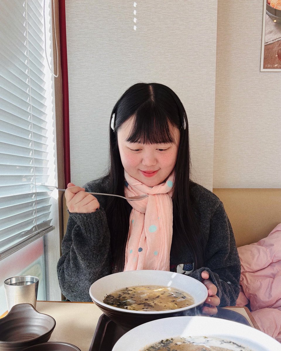 얘드라 오늘 날은 찬데
해는 너어무 좋타.
내가 복에게로 간다는 마음가짐으로다가
오늘 떡국 먹고 출근했엉.
다들 따뜻한걸로 배 채우고
새해 복 마니 받읍시다!!!!!!!!🫶🏻🤍